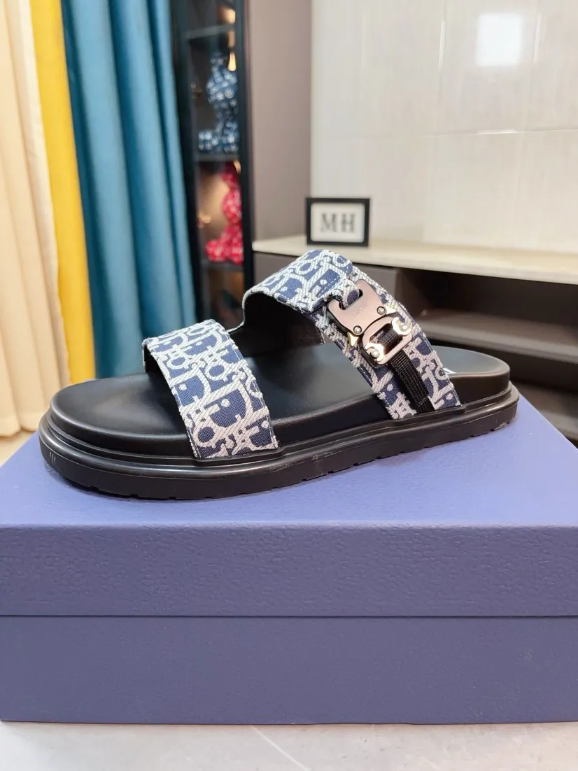 Men's Men's Shoes 💰320🌸🌸Dior Aqua Men's Sandals Slippers. Showcasing Dior haute couture design. The Dior gray suede strap is accented with an aluminum Dior buckle for added style. Paired with a comfortable tonal notch sole, they pair easily with shorts or jeans for a sophisticated look. Main body: suede cow leather, technical fabric lining: cow leather, with adjustable straps, aluminum Dior buckle, Dior gray EVA insole, tonal notch rubber outsole splicing structure👌👌size: 38-44 (45.46 customized)